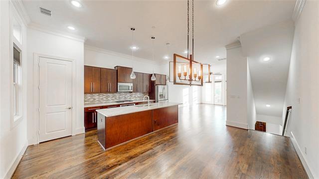 Building Photo - 620 S Pearl Expy