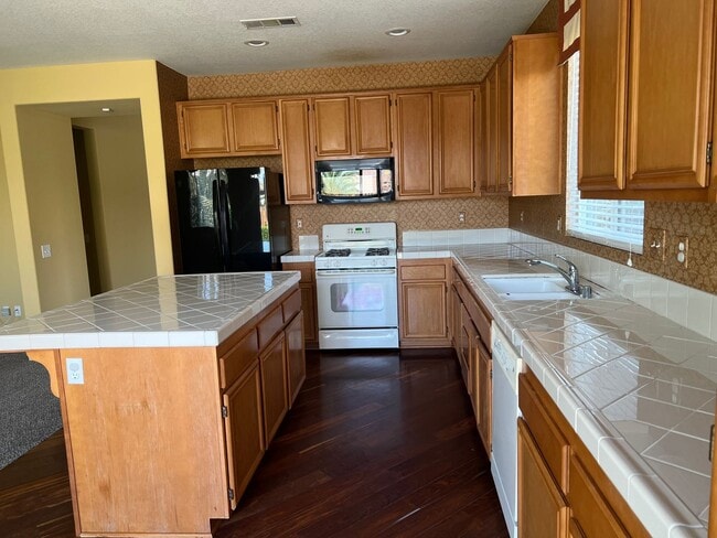 Building Photo - Beautiful home on cul-de-sac!!!