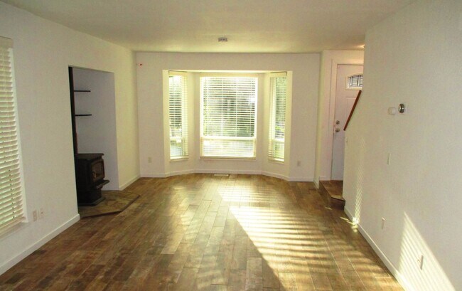 Building Photo - Beautiful 3 Bed 2 Bath home located in Auburn