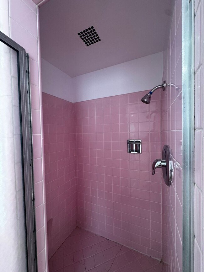 Building Photo - SPACIOUS 3 BEDROOM 2.5 BATH IN THE HEART OF LOS FELIZ