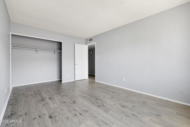 Building Photo - GORGEOUS Updated 2 bedroom Condo in Old To...