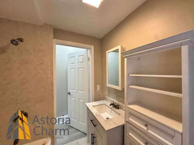 Building Photo - 3 Bedroom Rowhome with Deck and Updated Kitchen