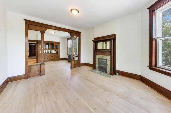 Building Photo - 858 N Wolcott Ave