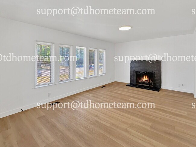 Building Photo - "Charming 3-Bed Home with 2 Baths in the Heart of Kent – 1,310 Sq Ft of Comfort!"