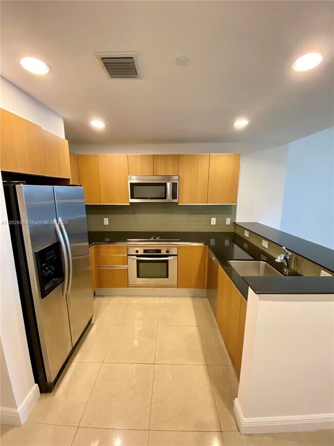 Building Photo - 1060 Brickell Ave