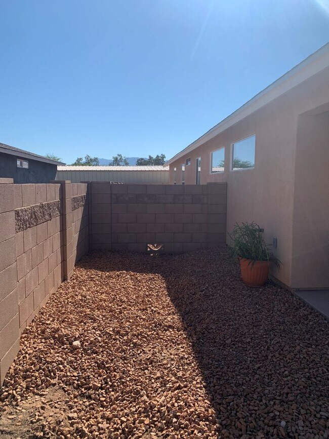 Building Photo - 2366 South Dr