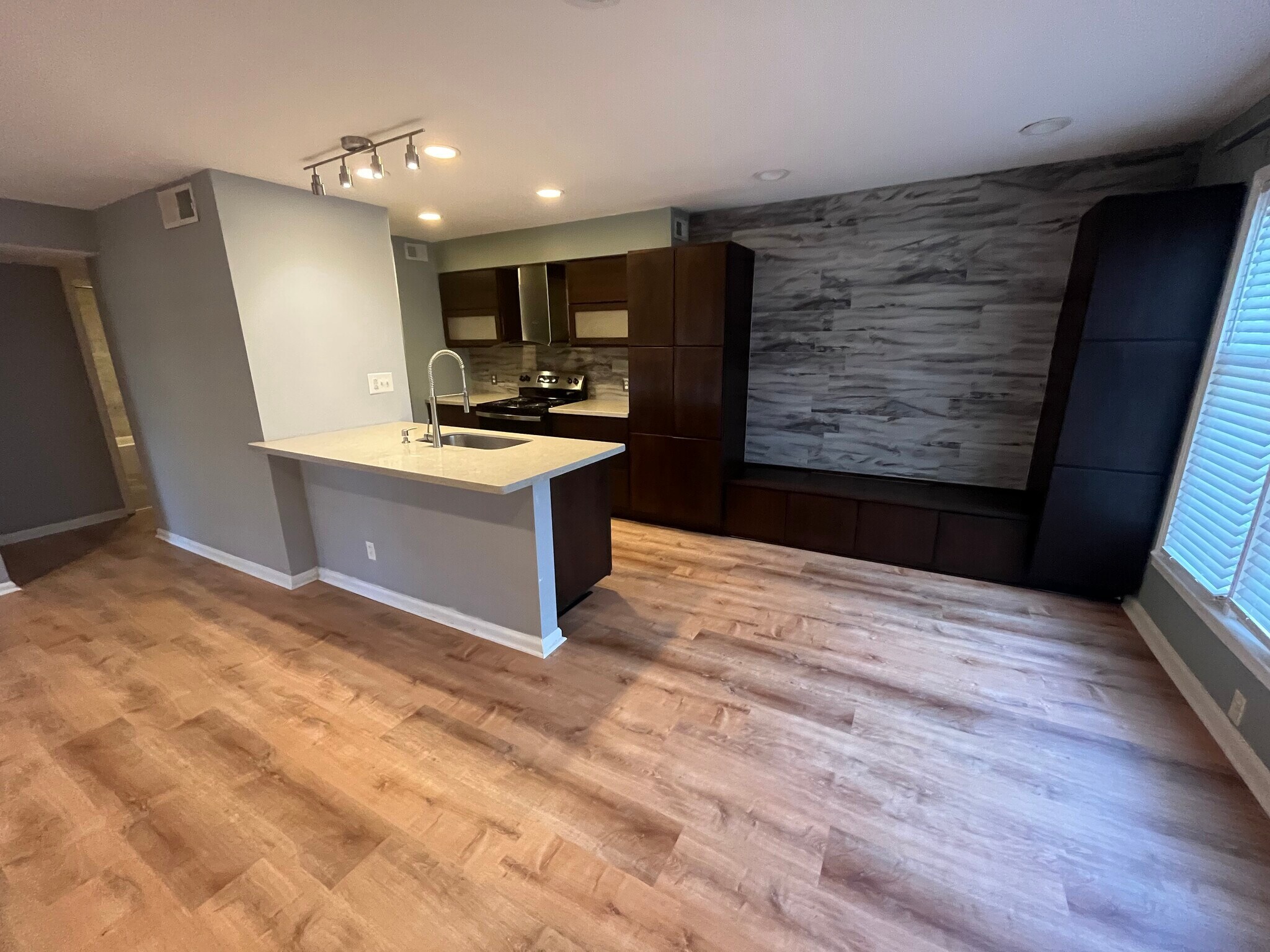 Building Photo - 417 W 8th St