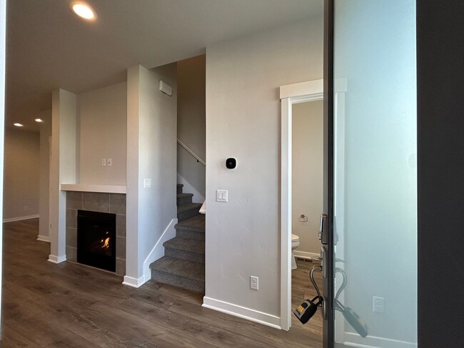 Building Photo - Modern 3 Bed, 2.5 Bath Townhouse for Rent!