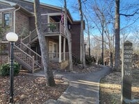 Building Photo - 2020 Woodlawn Dr SW