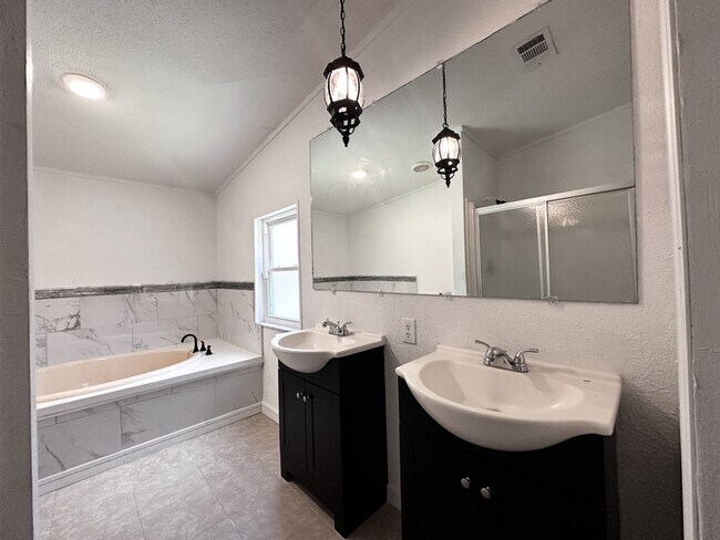 Building Photo - 2325 Salt Creek Trail