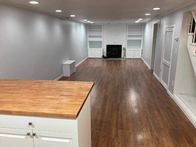 Building Photo - Spacious 1,000 Sq Ft 1 bedroom Lower Unit ...