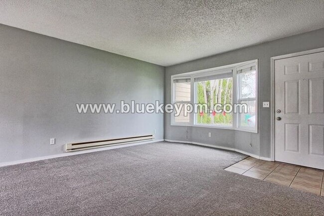 Building Photo - 3 Bed, 1 Bath Duplex With Fenced Yard in Gresham Near Gresham High School