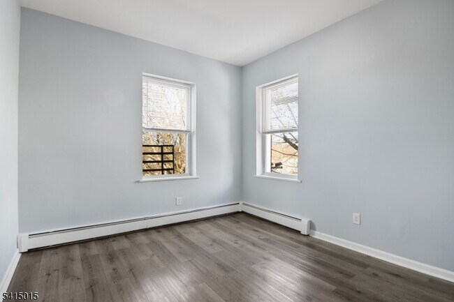 Building Photo - 150 E Main St