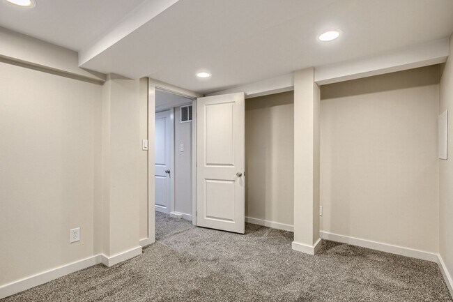 Building Photo - Charming 1Bed/1Bath Daylight Basement in Desirable Wallingford Triplex!