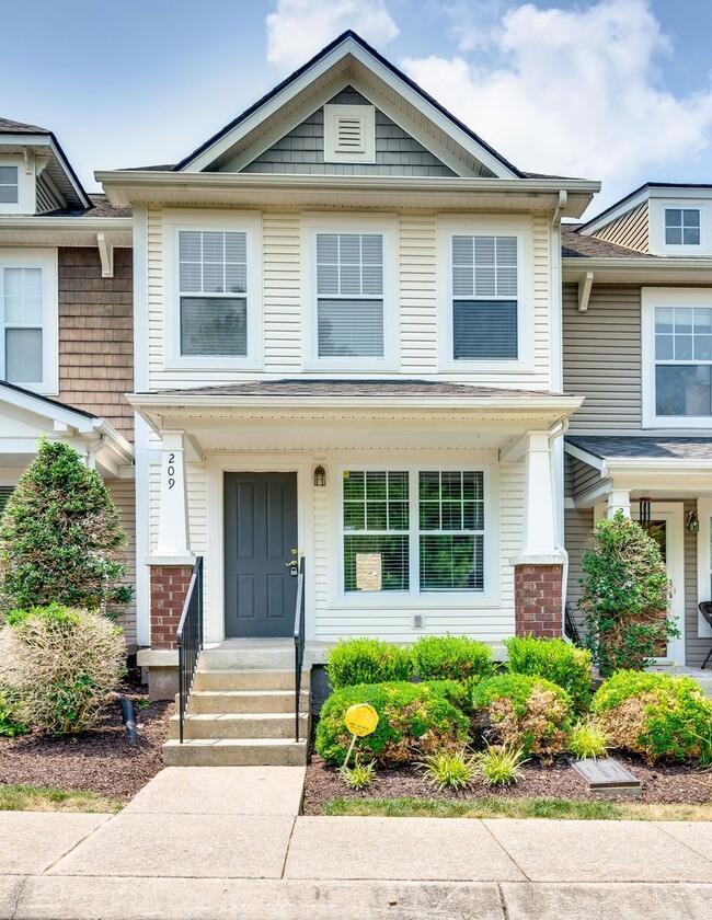 Primary Photo - Renovated Townhome in Convenient Nashville...