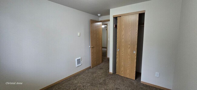 Building Photo - 2261 E Crestview Dr