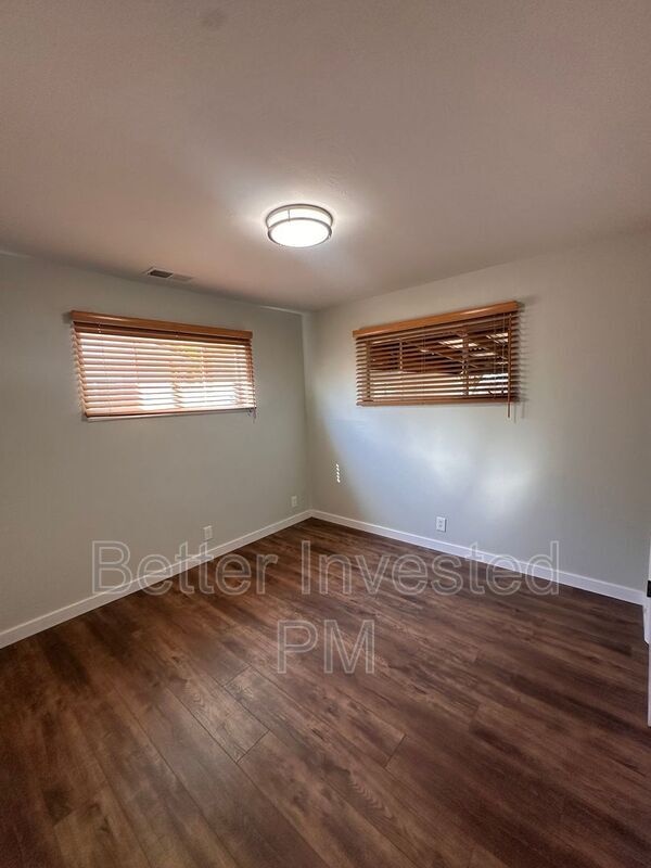 Building Photo - 719 Parkside Dr