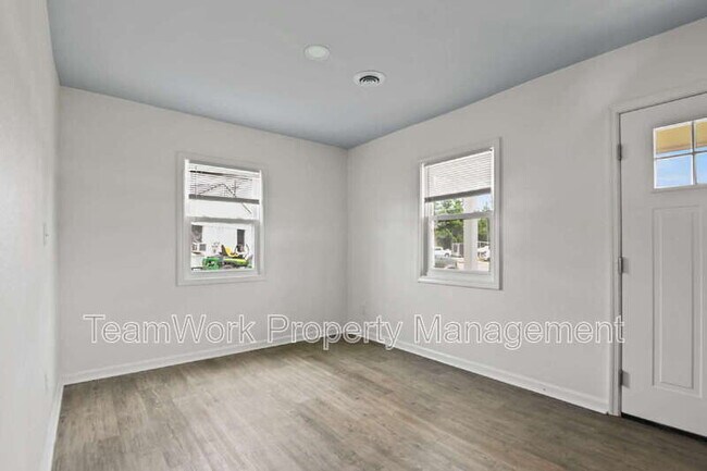 Building Photo - 3033 Azalea Dr