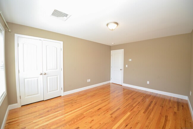 Building Photo - 335-343 Meadowside Rd