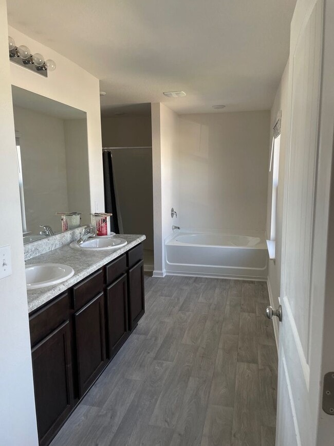 Building Photo - 4 bedroom 2 bath