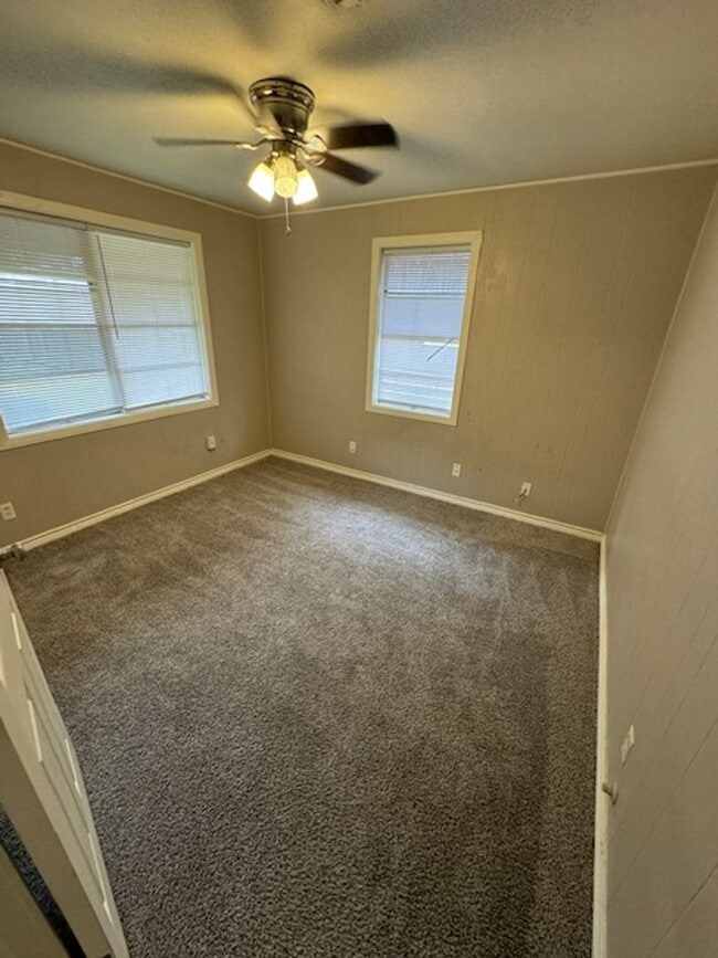 Building Photo - Mid April Move In