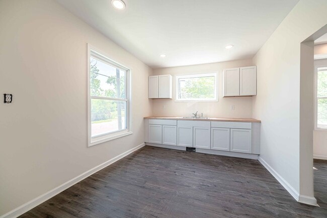 Building Photo - 156 Leicester Ct