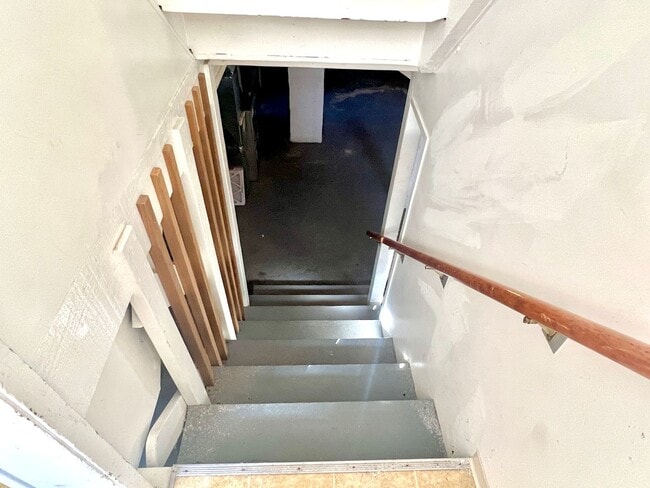 Building Photo - Portsmouth Neighborhood 3 story Home with Laminate H/W Floors, Fenced Backyard