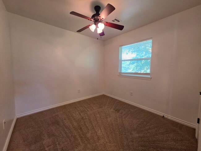 Building Photo - 3 bed, 2 bath home in Shawnee!