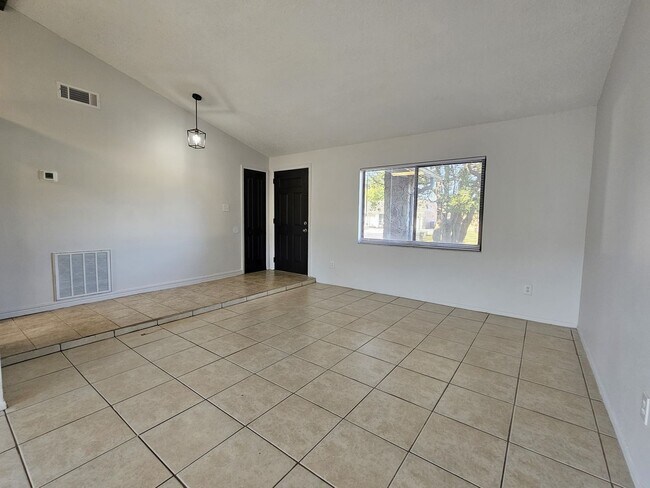 Building Photo - Freshly Renovated & Move-In Ready!! 3-bedroom, 2-bath home located in Lake Sparling Heights, Orla...