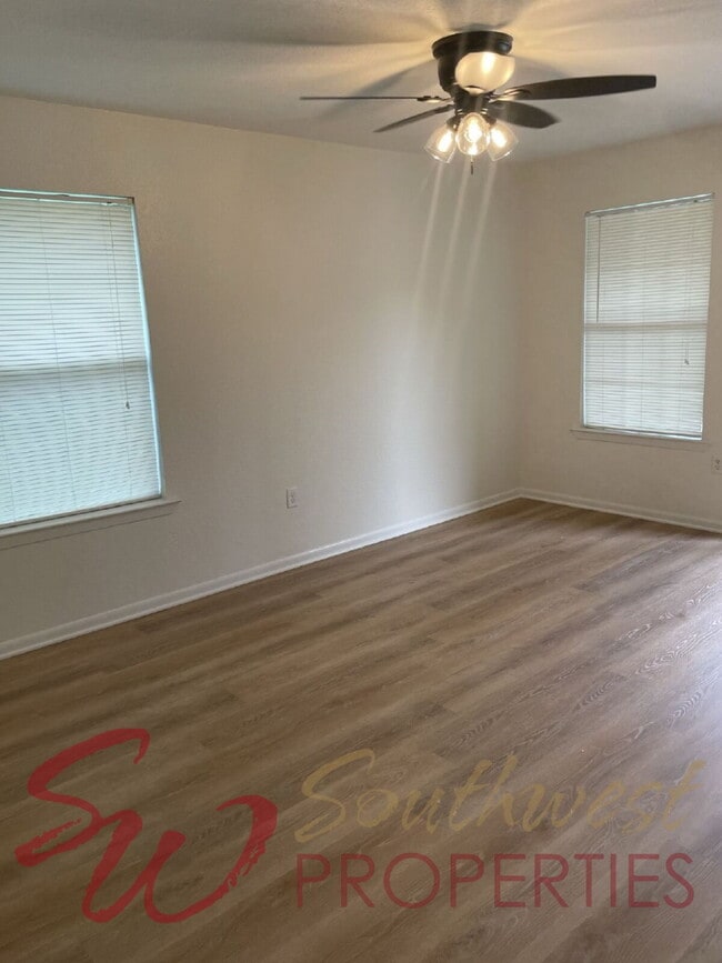 Building Photo - Charming, updated and bright duplex with private backyard!