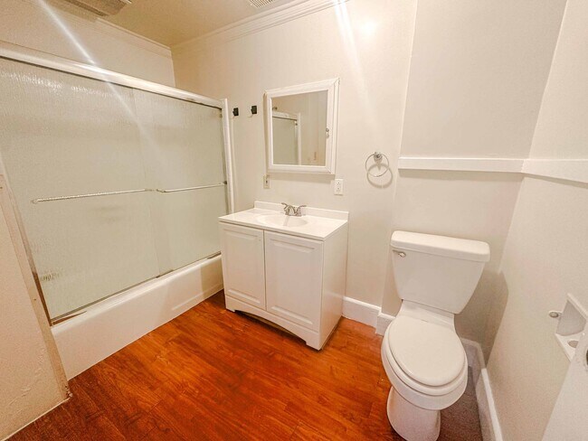 Building Photo - Three bedroom home available for move in. Well kept, clean, and ready to go!