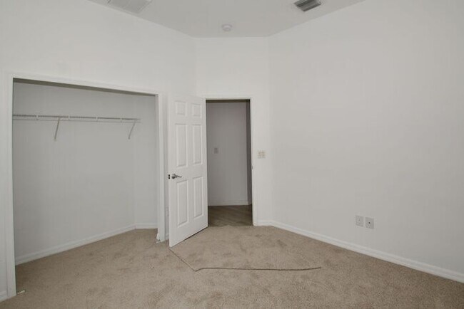 Building Photo - Spacious 2 bed Plus Den Home for Lease