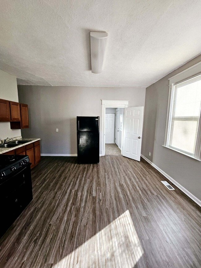 Building Photo - 2422 Warren St