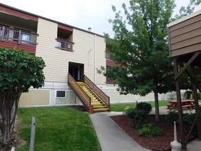 Building Photo - Charming 2-Bed Condo Near CMU & St. Mary’s – Great Amenities & Prime Location!
