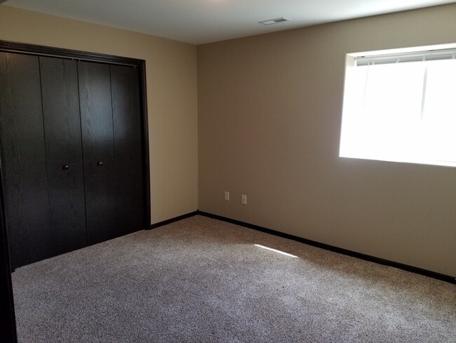 Building Photo - 4 BEDROOM | 3 BATH | TOWNHOME | GARAGE | WEST SIDE