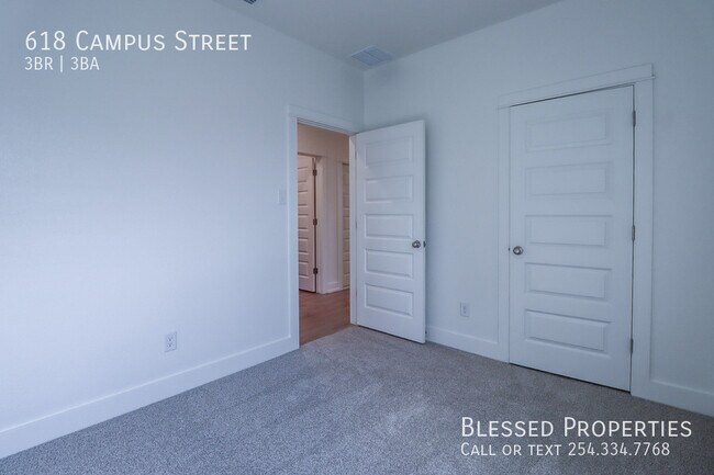 Building Photo - 618 Campus St