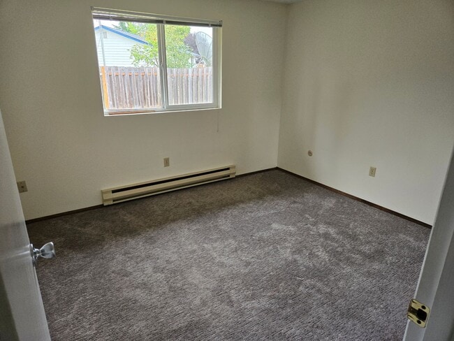 Building Photo - 3 Bedroom 1 bath