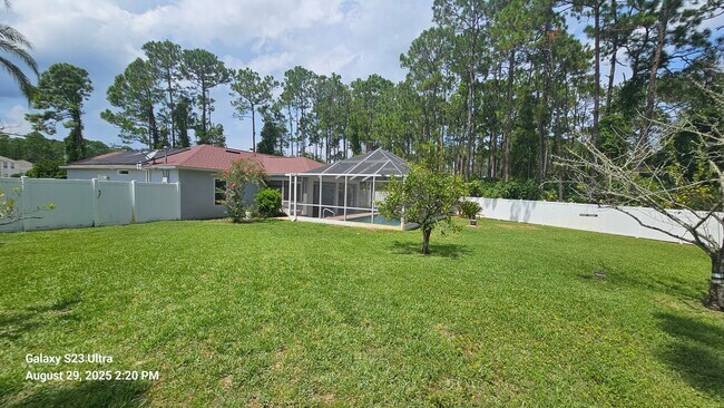 Building Photo - Beautiful 3/2/2 Pool Home on Oversized Lot...
