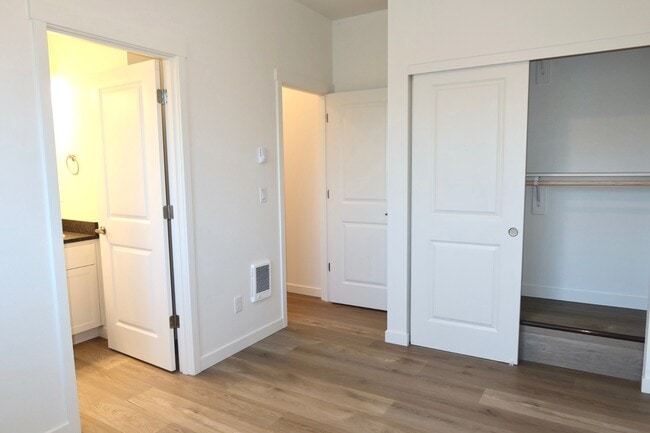 Building Photo - 6615 Devon Ave SE