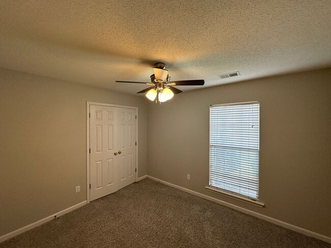 Building Photo - Bright open 3BR/2ba with bonus, 1900 sq feet!  Pets are owner's approval, fees apply.