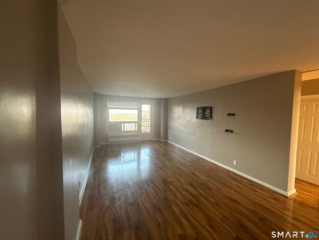 Building Photo - 71 Strawberry Hill Ave
