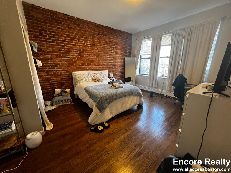 Building Photo - 15 Stearns Rd