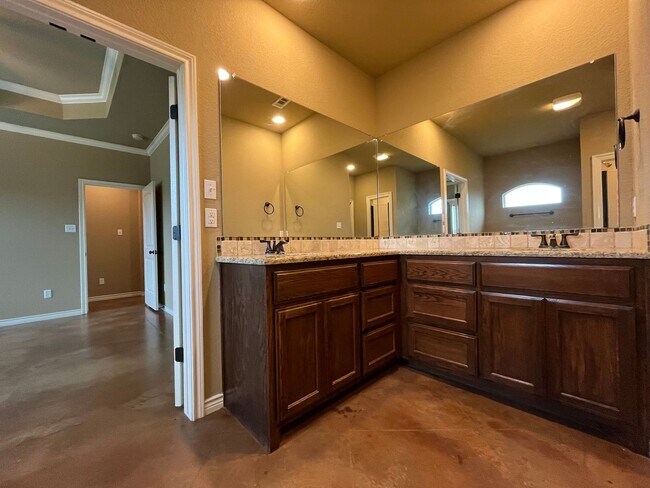 Building Photo - 4 Bedroom Single Family Home:  Available Now!