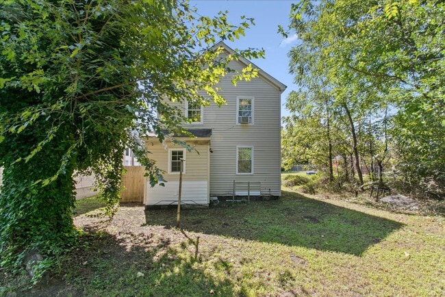 Building Photo - 715 18th St