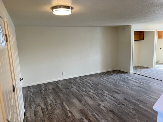 Building Photo - Updated 3 bedroom 1.5 bath duplex!