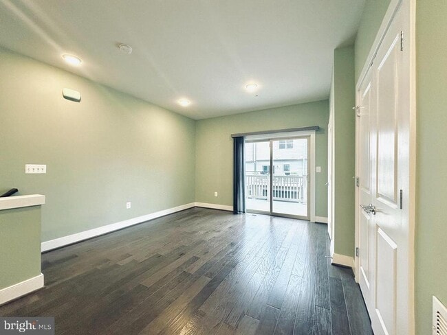 Building Photo - 1009 Rockwell Ave