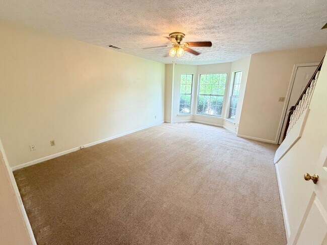 Building Photo - 2 Bedroom, 1 1/2 Bathrooms - Townhouse West Rome
