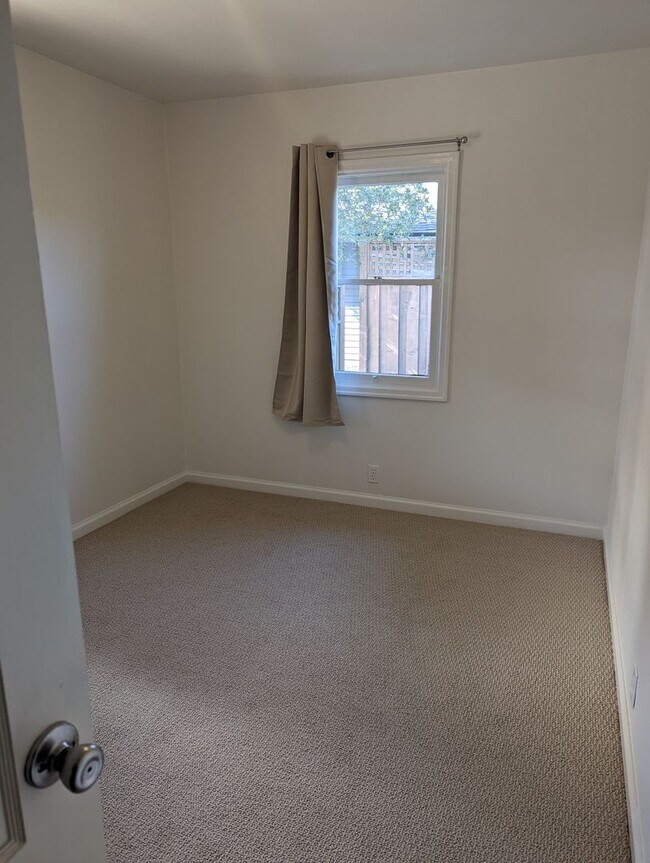 Building Photo - 2 Bedroom 1 Bathroom Single Family Home ju...