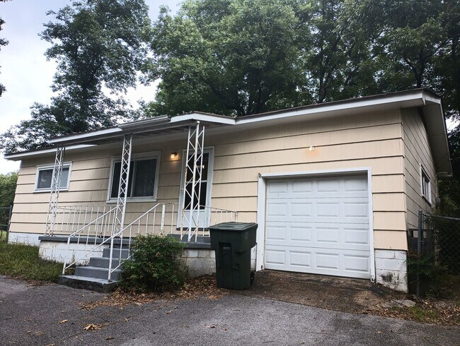 Building Photo - Don't Miss this 2 bedroom with Garage, Lar...