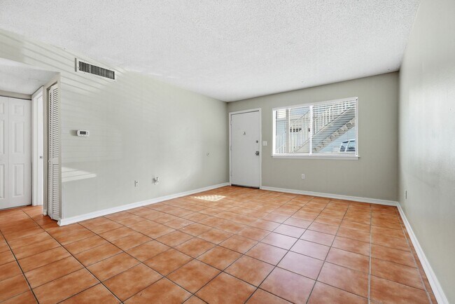 Building Photo - Charming 2 Bedroom Condo with Community Pool!